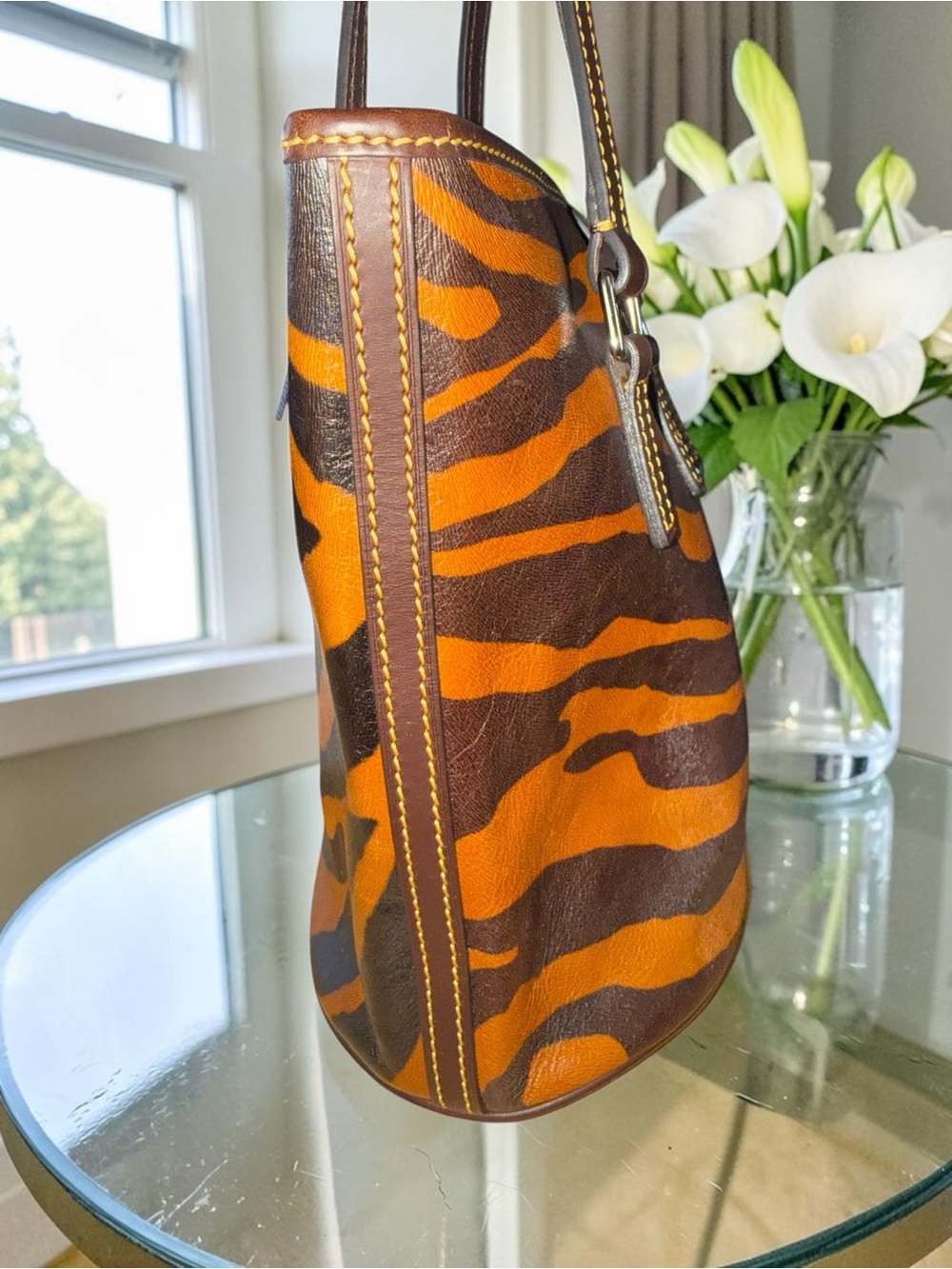 🎉🎉HOST PICK🎉🎉 RARE Dooney and Bourke Bengal tiger print North/South Bucket EUC - Picture 6 of 12